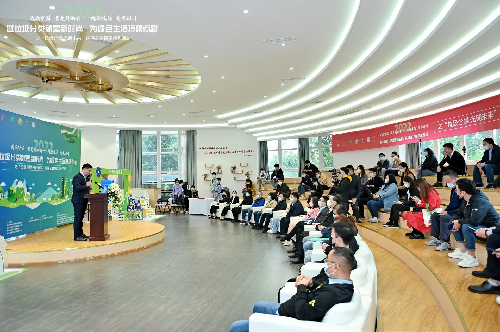 助力城市TVT体育绿色低碳可持续发展光明环保椅现身环保公益捐赠活动(图1)