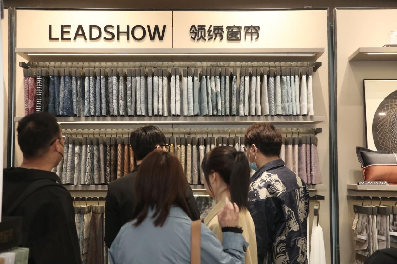 TVT体育突破传统墙布复合工艺领绣第五代水凝墙布快速交付当天可入住(图2)