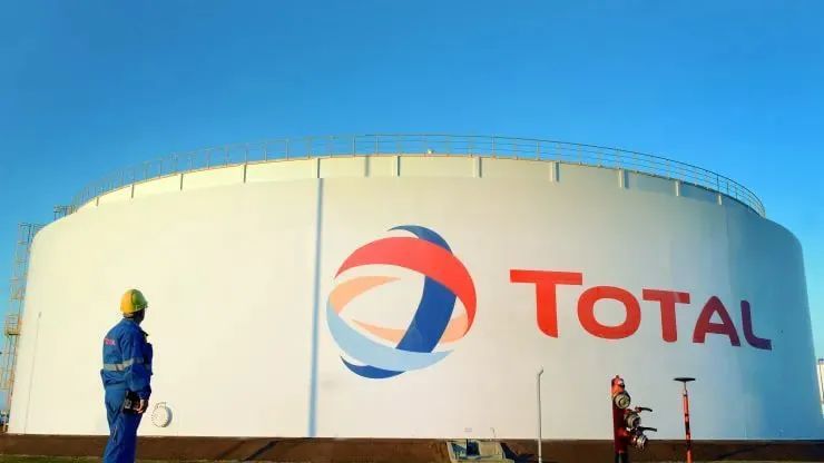 TVT体育为了保持社交距离德国汉堡王推出了一款超级大帽子网友：累脖子 耐撕姐的饭局(图1)