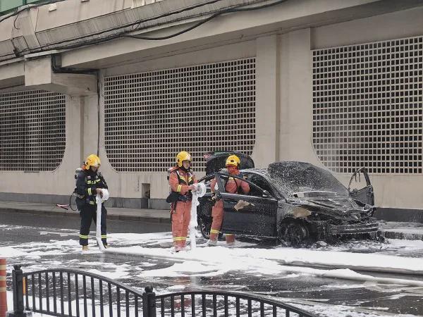 事发上海2天2起！新能源车当街起火烧毁TVT体育(图1)
